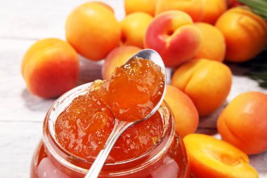 Kayısı reçeli ve bir demet taze kayısı ahşap tablo. 