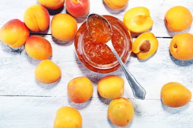 Kayısı reçeli ve bir demet taze kayısı ahşap tablo. 