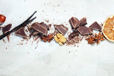 Koyu çikolata anason ve nutson taş tablo ile barlar ve kırdı