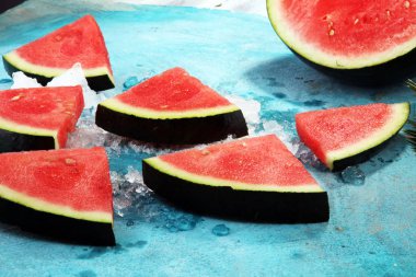 karpuz mavi zemin üzerine. Sulu yaz meyve dilimleri