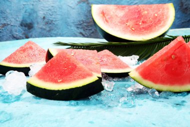 karpuz mavi zemin üzerine. Sulu yaz meyve dilimleri
