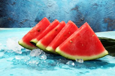 karpuz mavi zemin üzerine. Sulu yaz meyve dilimleri