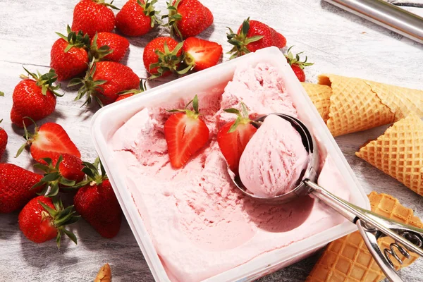 Вкусное клубничное мороженое и вафли со свежей клубникой — стоковое фото