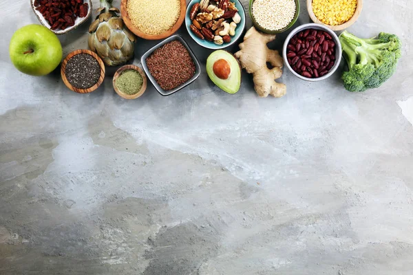 Superfood koncept na kamenný stůl s avokádem, goji a ořechy a — Stock fotografie