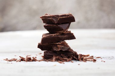 Taş Masa ve kakao kırık parçaları koyu çikolata bar