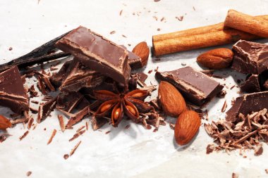 Koyu çikolata anason ve nutson taş tablo ile barlar ve kırdı