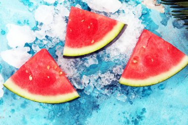 karpuz mavi zemin üzerine. Sulu yaz meyve dilimleri