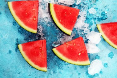 karpuz mavi zemin üzerine. Sulu yaz meyve dilimleri
