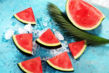 karpuz mavi zemin üzerine. Sulu yaz meyve dilimleri