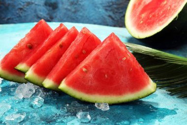 karpuz mavi zemin üzerine. Sulu yaz meyve dilimleri