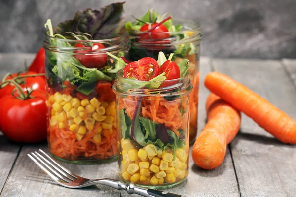 Ensalada casera en tarro de vidrio con verduras. Alimentación saludable, dieta , — Foto de Stock