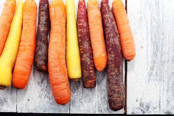 Un mucchio di carote. Cassetta di misto fresco raccolto carota colorata . — Foto Stock