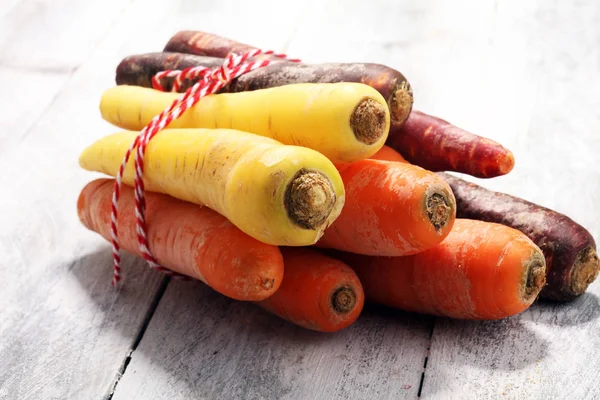 Karottenstapel. Kiste mit gemischt frisch geernteten bunten Karotten. — Stockfoto