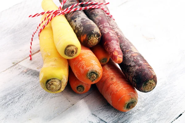 Un mucchio di carote. Cassetta di misto fresco raccolto carota colorata . — Foto Stock