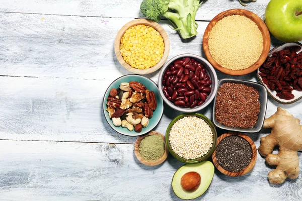 Superfood-Konzept auf weißem Tisch mit Avocado, Goji und Nüssen und — Stockfoto