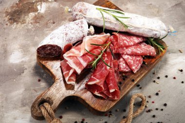 Lezzetli salam, jambon crudo veya jamon, taze sosis ve otlar ile yemek tepsisi. Et tabağı ile seçme.