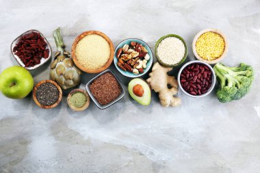 avokado, goji ve deli ve tohum ile taş tabloda Superfood kavramı.