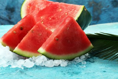 karpuz mavi zemin üzerine. Sulu yaz meyve dilimleri.