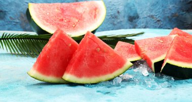 karpuz mavi zemin üzerine. Sulu yaz meyve dilimleri.