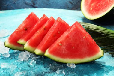 karpuz mavi zemin üzerine. Sulu yaz meyve dilimleri.