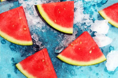 karpuz mavi zemin üzerine. Sulu yaz meyve dilimleri.