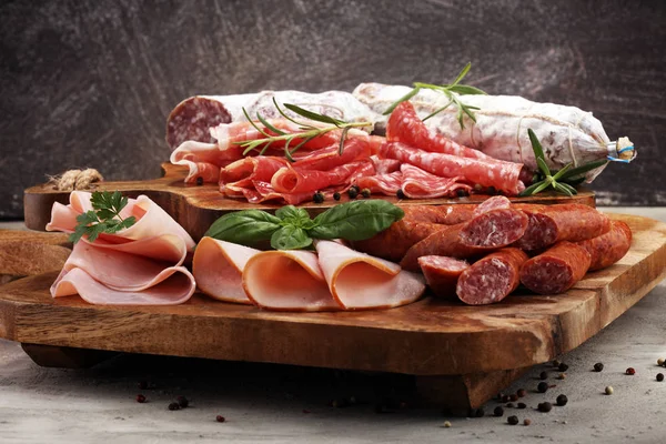 Voedsel Dienblad Met Heerlijke Salami Ham Verse Worst Kruiden Vlees — Stockfoto