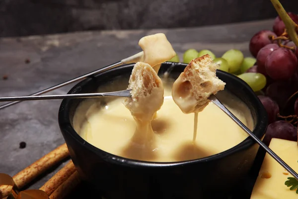 Schweizisk Fondue Gourmetmiddag Vinterkväll Med Ostar Ombord Tillsammans Med Uppvärmd — Stockfoto