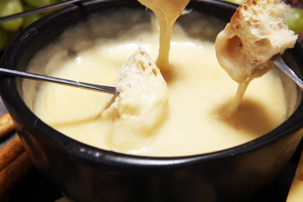 Jantar Fondue Gourmet Suíço Uma Noite Inverno Com Queijos Variados — Fotografia de Stock