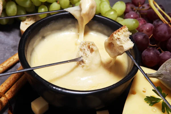 Schweizer Gourmet Fondue Abendessen Einem Winterabend Mit Verschiedenen Käsesorten Auf — Stockfoto