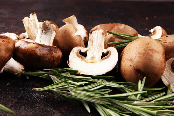 Plochá poloha hub s rozmarýnem. organické chutné houby — Stock fotografie