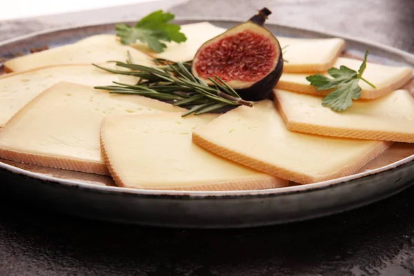 Krájený sýr z rakety. Velmi chutné švýcarské raclette na rustikální — Stock fotografie