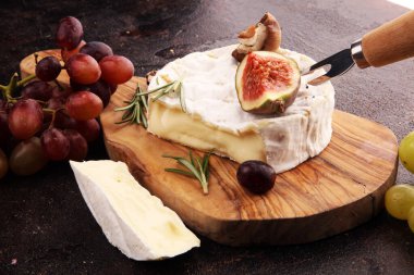 Camembert peyniri ve kırsal arka planda biberiye baharatı.