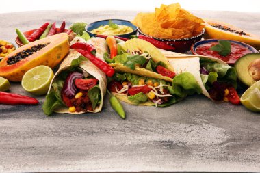 Meksika yemeği, taco, guacamole, cips ve biber de dahil.