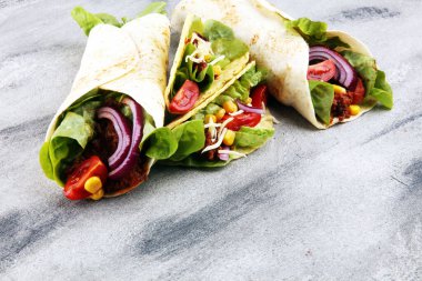 Meksika yemeği, taco, guacamole, cips ve biber de dahil.