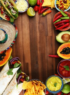 Meksika yemeği karışımı ve nachos kopyacı çerçeve renkli arka plan