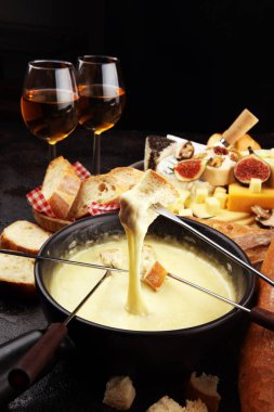 Gurme İsviçre fondü yemek çeşitli ch ile bir kış akşamında
