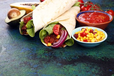 Meksika yemeği, taco, guacamole, cips ve biber de dahil.