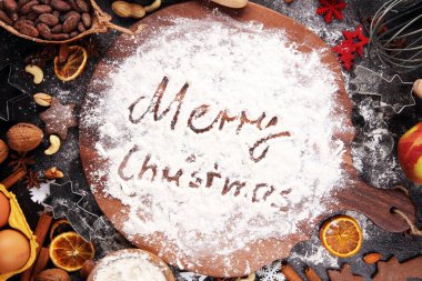 Noel kurabiyesi pişiriyorum. Tipik tarçın yıIdızları fırını.