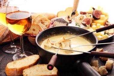 Gurme İsviçre fondü yemek çeşitli ch ile bir kış akşamında