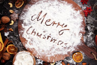 Noel kurabiyesi pişiriyorum. Tipik tarçın yıIdızları fırını.