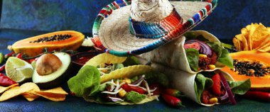 Meksika yemeği, taco, guacamole, cips ve biber de dahil.