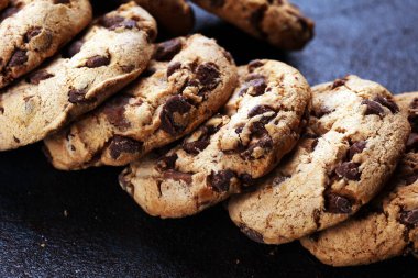 Tahta masanın üzerine çikolatalı kurabiyeler. Çikolatalı kurabiye o vurdu