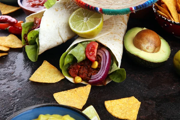 Comida mexicana, incluyendo tacos, guacamole, nachos y pimienta en r —  Fotos de Stock