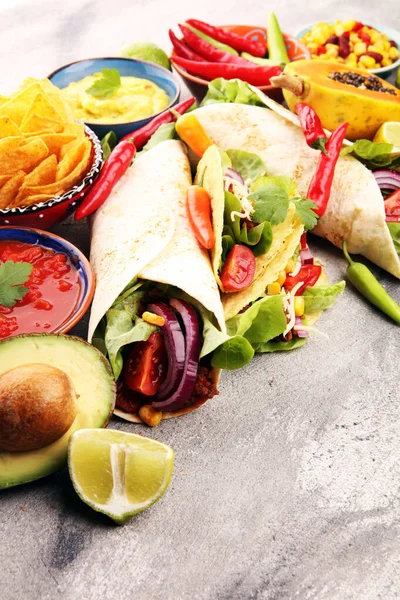 Meksykańskie jedzenie, w tym tacos, guacamole, nachos i pieprz na r — Zdjęcie stockowe