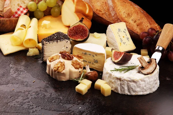 Farklı peynir çeşitleri. Farklı peynirli peynir tabağı. 