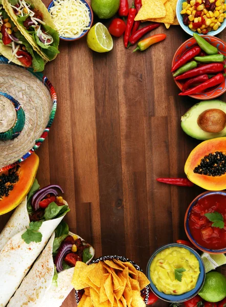 Mistura de comida mexicana com nachos copyspace frame fundo colorido — Fotografia de Stock