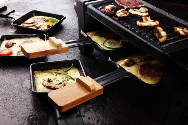 Pyszne tradycyjne szwajcarskie stopiony ser raclette na ugotować pokrojone w kostkę — Zdjęcie stockowe