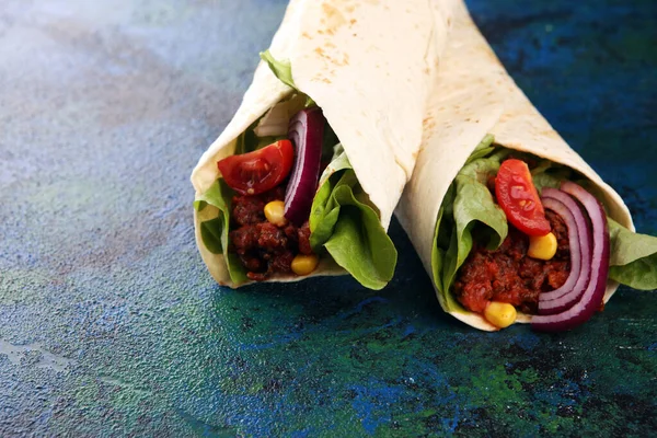 Burritos envuelve con carne de res y verduras en el fondo. Burr de ternera —  Fotos de Stock
