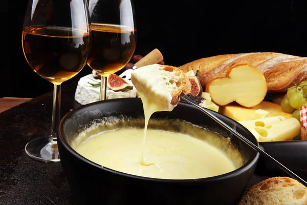 Gastronomisch Zwitserse fondue diner op een winteravond met diverse ch — Stockfoto