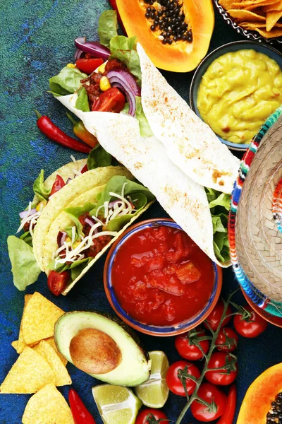 Comida mexicana, incluindo tacos, guacamole, nachos e pimenta em r — Fotografia de Stock